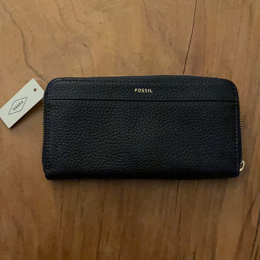 NEW WITH FLAW Fossil rfid Logan flap black wallet